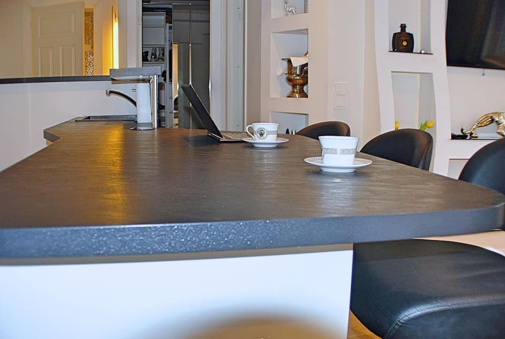Sentral Modern Design Med 2 Soverom, Gratis Parkering Leilighet *